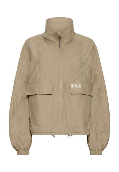 Veste courte beige avec col haut, fermeture éclair, deux poches plaquées à l'avant et poignets élastiques ; fabriquée en tissu léger et texturé.