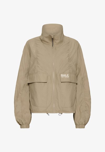 Veste courte beige avec col haut, fermeture éclair, deux poches plaquées à l'avant et poignets élastiques ; fabriquée en tissu léger et texturé.
