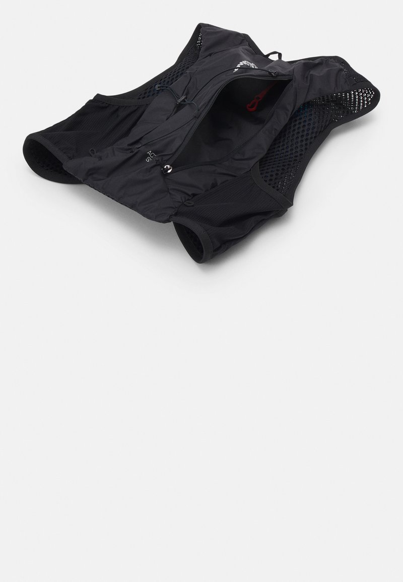 Gilet noir léger avec fermeture éclair, panneaux latéraux en maille et bord élastique. Poche intérieure et cordon de serrage ajustable pour un meilleur ajustement.