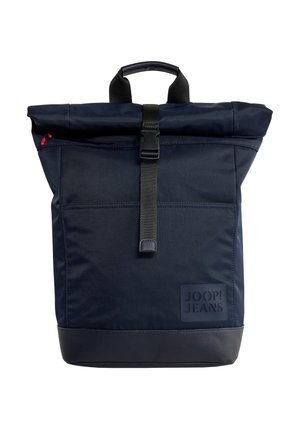 Mochila enrollable azul marino con hebilla negra en la correa, asa acolchada, ribete en la parte inferior y parche con el logo frontal que dice "JOOP! JEANS."