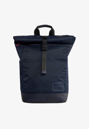 Mochila enrollable azul marino con hebilla negra en la correa, asa acolchada, ribete en la parte inferior y parche con el logo frontal que dice "JOOP! JEANS."