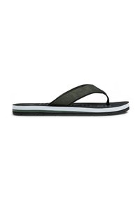 Zwarte en olijfgroene slipper met een gestructureerde band, vlakke zool en subtiele witte en donkergroene accenten aan de onderkant.