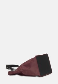 Borsa bordeaux marmorizzata con una base piatta nera, realizzata in materiale liscio, caratterizzata da un design elegante e da un manico nero singolo.