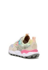 Mångfärgad sneaker med beige, rosa, grön och blå mockaöverdrag, texturerad sula, snörning framtill och dragflikar vid häl och tunga.