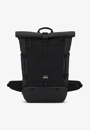 Rucsac negru cu capac rabatabil, cu un finisaj texturat, curele ajustabile, buzunar frontal cu fermoar, cordoane bungee și o etichetă cu logo în partea din față, jos.