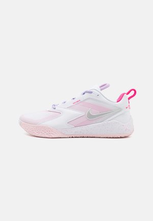Hvid og lyserød Nike-sneaker med lilla snørebånd, sølv swoosh, lyserød plettet sål og lyserød hælstrop.