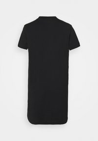 Czarna sukienka polo z krótkim rękawem, wykonana z gładkiej, elastycznej tkaniny. Posiada klasyczny kołnierzyk i prosty krój, z lekko zaokrąglonym dołem.