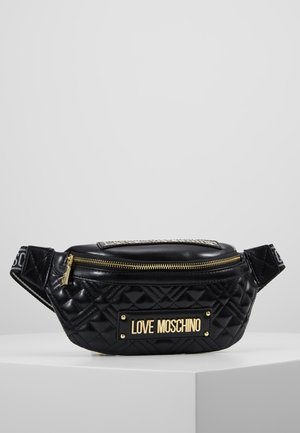 Sort quiltet Love Moschino bælte taske med guldfarvet lynlås og logo plade, justerbar rem med brandnavn på en hvid overflade.