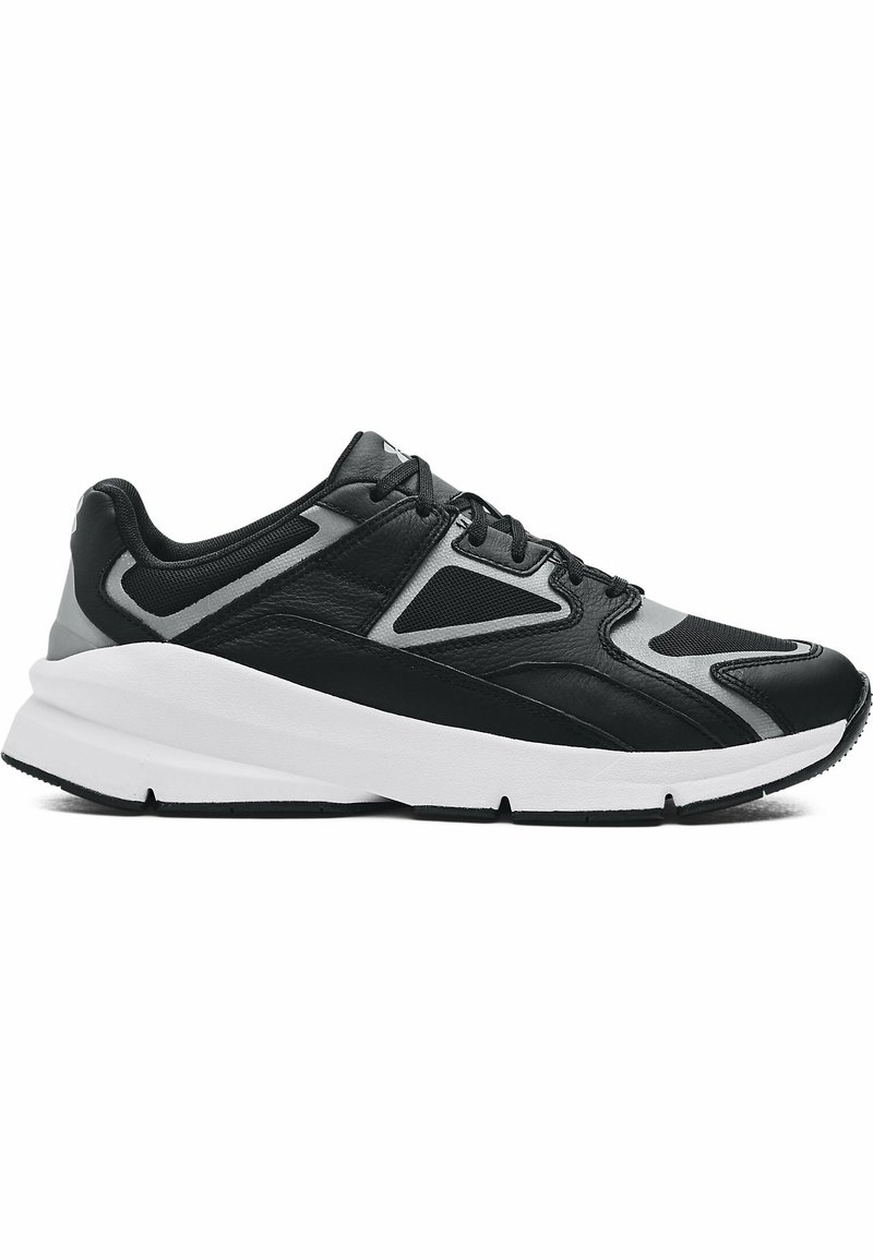Sneaker sportive nere realizzate con una combinazione di materiali in pelle e rete, una suola bianca spessa e accenti angolari grigi.