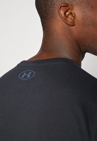 Under Armour BRAHMA BULL - T-shirts med print - black/downpour gray