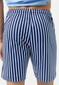 Marineblauwe en lichtblauwe gestreepte shorts van lichtgewicht stof met een elastische tailleband en een rechte snit, die halverwege de dij eindigt.