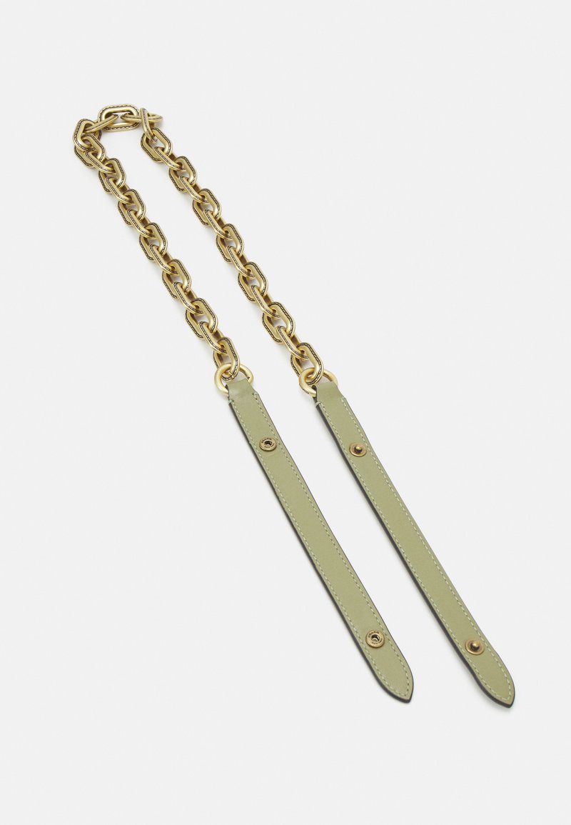 Grüne Lederriemen mit goldenen Metallketten, die eine glatte Oberfläche und auffällige Hardware-Akzente aufweisen. Zwei verstellbare, flache Riemen sind enthalten.