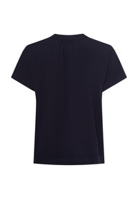 Top blu navy a maniche corte con scollatura rotonda, decorato con una piega sul retro e un orlo dritto. Realizzato in un tessuto leggero e liscio.