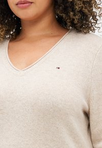 Tommy Hilfiger Curve SWEATER - Strikkegenser - classic beige heather
