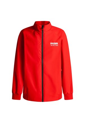 Chaqueta impermeable roja con cuello alto, cremallera frontal completa, puños elásticos y logo "RBR" impreso en blanco en el lado izquierdo del pecho.