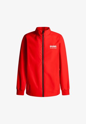 Červená nepremokavá bunda s vysokým golierom, plným predným zipsom, elastickými manžetami a bielym logom "RBR" potlačeným na ľavom hrudníku.