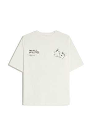 Tricou alb cu mâneci scurte, cu text negru „ONE BITE. NEW STORY. Sezon nou și începuturi noi.” și două mere conturate pe partea stângă față.