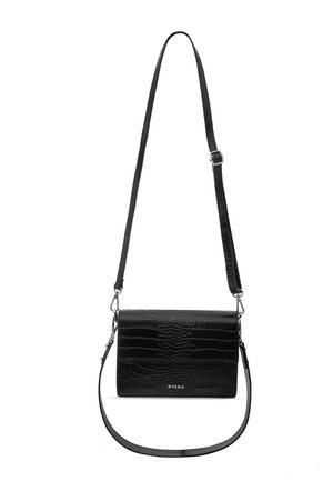 Sac bandoulière noir avec texture crocodile, doté d'un rabat supérieur et d'une sangle réglable. Quincaillerie métallique et détail de logo embossé inclus.