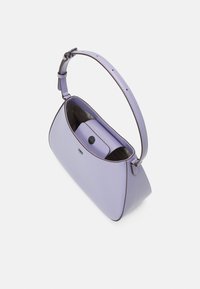 Fioletowa skórzana torebka o strukturalnym designie, z krótkim uchwytem i zapięciem na guzik. Wnętrze zawiera pasujący portfel i gładką teksturę.