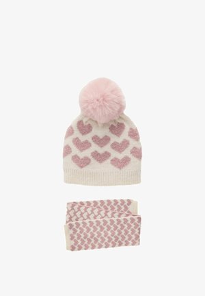 Dzianinowy zestaw czapki i szalika. Czapka w kolorze kremowym z różowym wzorem serca i puszystym różowym pomponem; szalik z powtarzającym się wzorem serc.