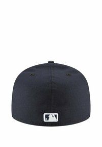 Gorra de béisbol negra con visera plana, hecha de material texturizado. Presenta un logotipo blanco de la MLB bordado en la parte posterior.