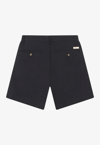 Pantaloni corti blu navy con taglio dritto, parte frontale piatta, due tasche posteriori con chiusura a bottone e un'etichetta con il marchio sulla tasca destra.