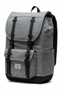 Zainetto in tessuto grigio con sopra a soffietto cinchato, accessori neri, tasca frontale e schienale imbottito. Presenta spallacci regolabili.
