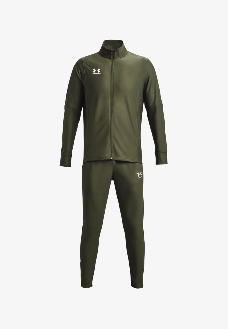 Olivově zelený sportovní teplákový komplet vyrobený z hladkého, elastického materiálu. Bunda na plný zip s vysokým límcem a odpovídající zúžené kalhoty. Bílé logomotivy.