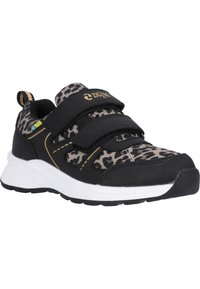 Chaussures de sport noires avec un design en imprimé léopard, trois bandes Velcro et une semelle intermédiaire blanche. Présente un logo doré et des accents en tissu texturé.
