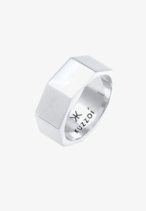 Sølv oktagonal ring med en poleret overflade og en mat inderside. Graveret logo "KUZZOI" synligt indeni ringen.