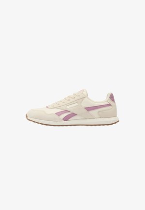 Beige und rosa flacher Sneaker mit Schnürung vorne und Gummisohle, aus der linken Seitenansicht auf weißem Hintergrund dargestellt.