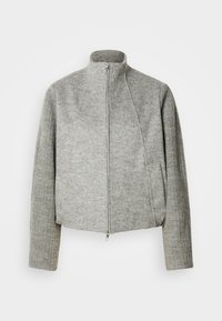 Γκρι κοντό μπουφάν με ψηλό γιακά, διαθέτει λείο σώμα και ραμμένα μανίκια. Κλείσιμο με φερμουάρ και ελαφρώς υφή στο ύφασμα.