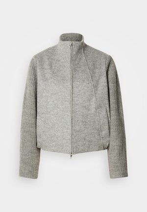 Γκρι κοντό μπουφάν με ψηλό γιακά, διαθέτει λείο σώμα και ραμμένα μανίκια. Κλείσιμο με φερμουάρ και ελαφρώς υφή στο ύφασμα.