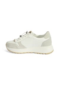 Graue und weiße Sneaker aus einer Kombination von weichem Wildleder und Mesh, mit einer dicken weißen Sohle und einem Schnürverschluss für einen sicheren Sitz.