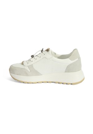 Baskets grises et blanches présentant un mélange de daim lisse et de maille, avec une semelle blanche épaisse et un laçage à l'avant pour un maintien sécurisé.