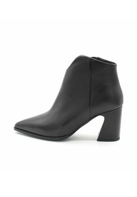 Czarne skórzane botki za kostkę z wydłużonym noskiem, wysokim słupkowym obcasem i gładką fakturą. Wyposażone w zamek z tyłu, co ułatwia zakładanie.