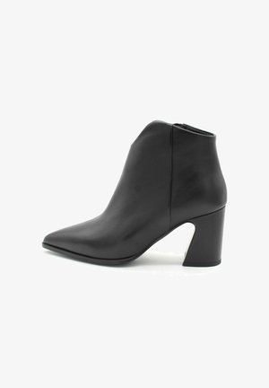 Stivaletto in pelle nera con punta affusolata, tacco a blocco alto e texture liscia. Presenta una chiusura con zip sul retro per un facile indosso.