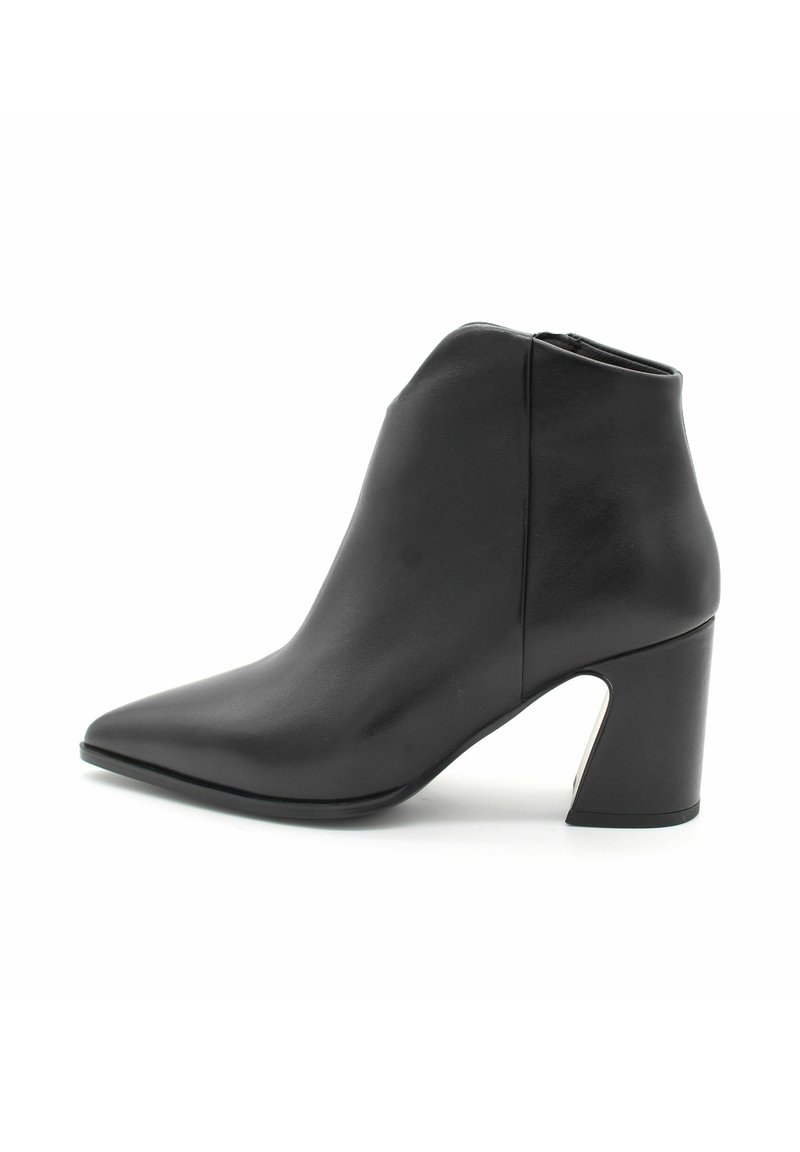 Czarne skórzane botki za kostkę z wydłużonym noskiem, wysokim słupkowym obcasem i gładką fakturą. Wyposażone w zamek z tyłu, co ułatwia zakładanie.