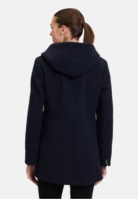 Marineblauer Wollmantel mit taillierter Passform, Kapuze und langen Ärmeln. Bietet eine glatte Textur und schlichte Linien mit minimalen Details.