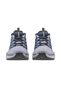 Un paio di scarpe da trekking grigie e blu con lacci neri e bianchi, viste frontalmente su uno sfondo bianco.