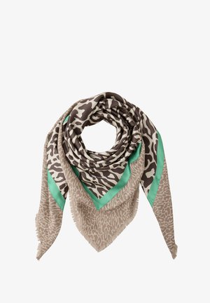 Sciarpa di seta con stampa animalier mista in beige e marrone scuro, accentata da un bordo verde, piegata a forma triangolare con bordi sfrangiati.
