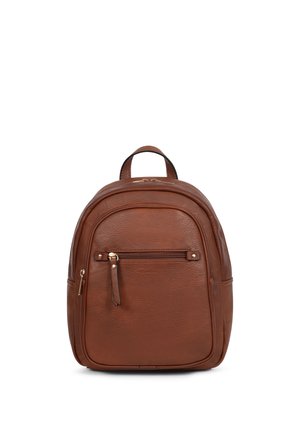 Zaino in pelle marrone con tasca frontale con zip, parte superiore arrotondata e manico corto su sfondo bianco semplice.