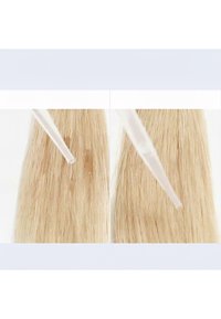 Twee close-ups naast elkaar van blonde haarlokken met een druppelaar boven elke, die het haar tonen voor en na het aanbrengen van een product.