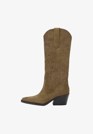 Mid-calf brune ruskind cowboy støvle med broderede svirvelmønstre, spids tå, hængsel og skrå sort stablet hæl.