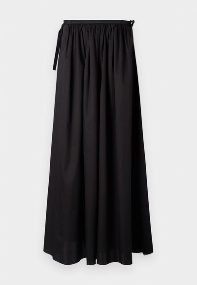 Fustă maxi neagră cu un talie plisată, având detalii cu șnur și un design fluid dintr-un material neted. Fără modele sau accente vizibile.