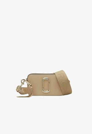 Beige läder axelväska med silverfärgad stängning, dragkedja och ett brett band med ett präglat logo. Rektangulär form med slät yta.
