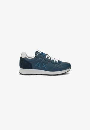 Scarpa da ginnastica blu navy con lacci bianchi e blu, colletto del tallone bianco, suola grigio chiaro e simboli delta e X ricamati in blu sul lato.