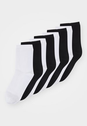 Cinco pares de meias de crew nas cores preto e branco. O tecido parece suave, com um design simples e um punho canelado na parte superior.