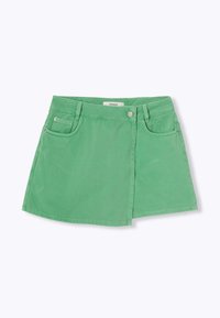 Mini-jupe en denim vert avec une fermeture à boutons, deux poches avant et une coupe droite. Texture lisse, design décontracté et couleur vive.