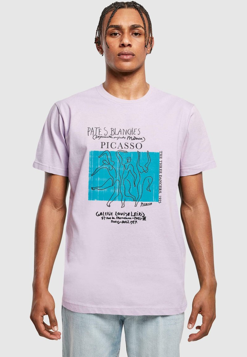 Lichtpaarse katoenen t-shirt met Picasso-kunstwerk, met een turquoise achtergrond en zwarte lijntekeningen van figuren en tekstdetails.